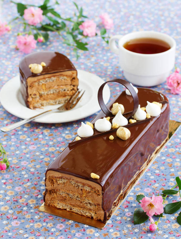 加榛子油大口酥和巧克力奶油的蛋白蛋糕.基辅蛋糕.