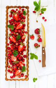 带野草莓的夏派糕点。