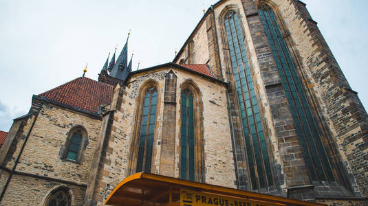 我们夫人泰恩教堂塔在布拉格。 城市旅行