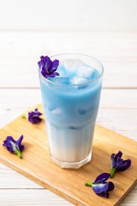 蝴蝶豌豆汁，牛奶健康饮料
