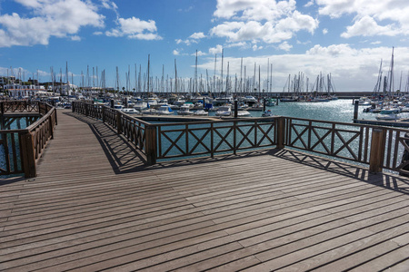 在PlayaBlanca的MarinaRubicon船港的木桥。 兰萨罗特。 加那利岛。 西班牙