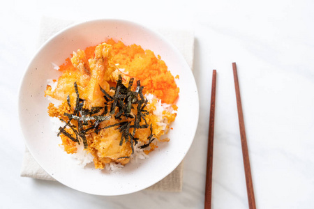 日本菜式虾罗饭碗，配虾蛋和草日本菜式