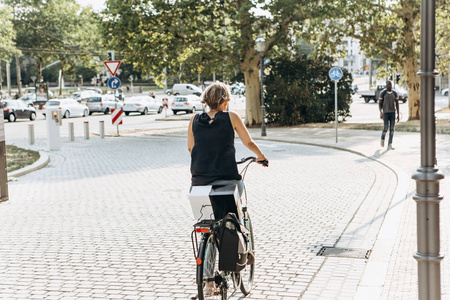 在街上骑自行车的女孩或妇女