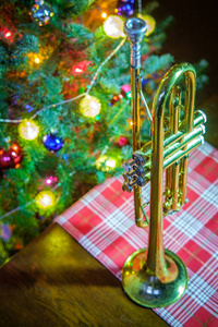 季节性圣诞节和假日乐器喇叭，带有戏剧性的灯光
