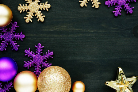 圣诞装饰球和雪花在一个黑暗的木制背景与自由空间。
