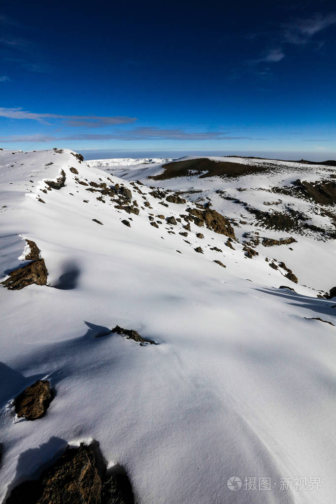 乞力马扎罗山积雪覆盖着非洲的山峰