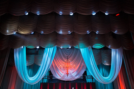 舞台上剧院的照明设备和风景。