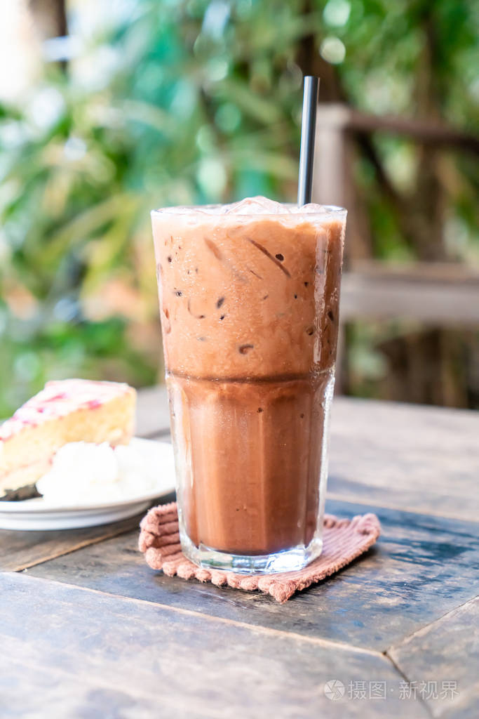 在咖啡店咖啡馆餐馆里放冰巧克力奶昔