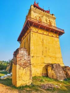 南米因瞭望塔遗址位于Ava，是缅甸古代皇家城市的热门旅游地标。
