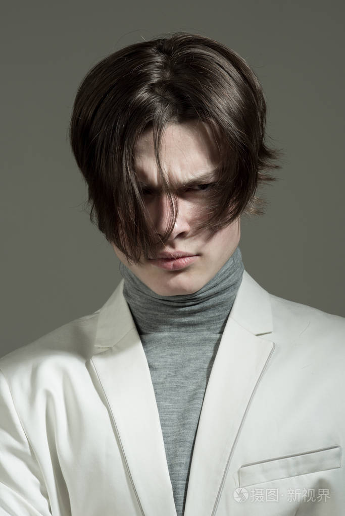 现代男性发型和护肤品美丽和时尚有时髦造型的男人时尚的男人与神秘的