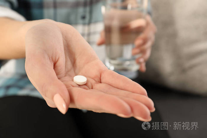 手拿药丸的女人,特写镜头