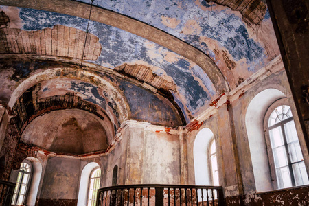 拉托维亚一座古老的废弃教堂的内部，加尔古斯卡透过窗户闪闪发光，色彩斑斓的棕色主题