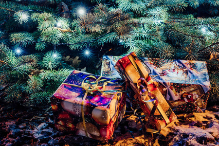 圣诞树下的包装圣诞礼物配灯节日主题