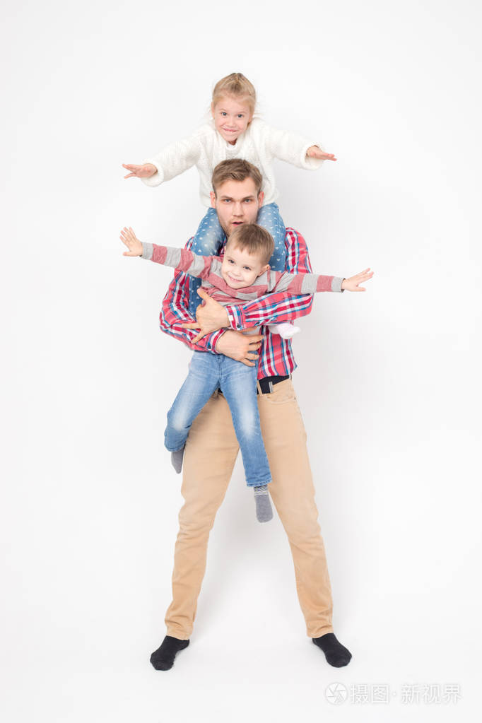 孩子们和他们的父亲玩得很开心父亲把儿子抱在怀里女儿坐在爸爸的肩膀