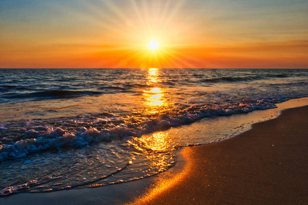 海滩上的日落是阳光