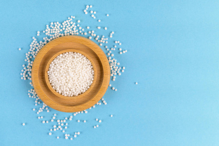 的药物颗粒在一个木盘上散落在桌子上.