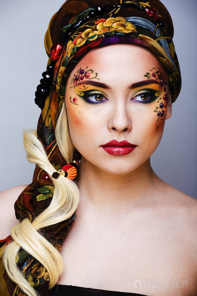 脸艺术创意与当代贵妇人画像关闭