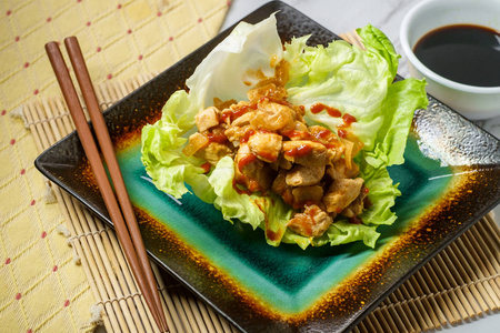 韩式香辣鸡肉莴苣，竹席上加果肉酱