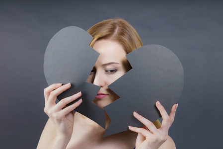 年轻的女性心碎,充满消极的悲伤情绪.