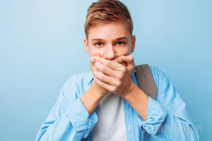 男人用手捂住嘴,沉默的概念