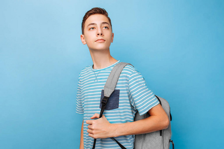 一个带公文包的学生在蓝色背景下