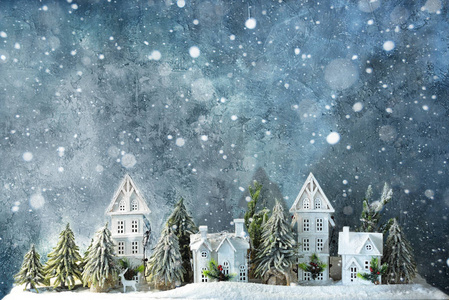 寒冷的冬季仙境森林与降雪, 房屋和树木。圣诞问候理念