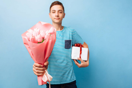 小男孩送给一个相爱的男人礼物和鲜花