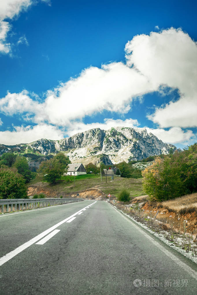 狭窄的山路蜿蜒穿过岩石沼地攀登. 黑山共和国