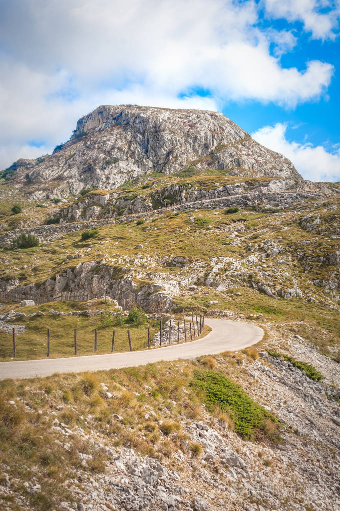 狭窄的山路蜿蜒穿过岩石沼地攀登黑山共和国