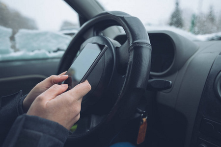 在停着的车里发短信，而雪落在外面，用手在手机上打字，选择性地集中注意力