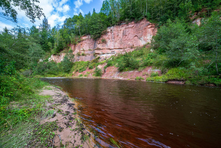 绿色夏阿马塔河拉脱维亚森林中的河流和砂岩悬崖