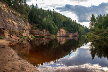 拉脱维亚夏季高贾河红色砂岩悬崖和平静水面