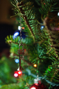 小小的喇叭装饰挂在圣诞树树枝上