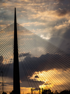 夕阳下的大塔悬索桥剪影