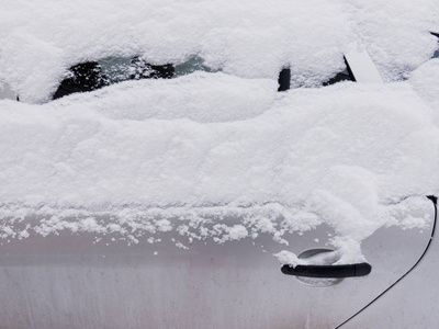 雪地里的脏车