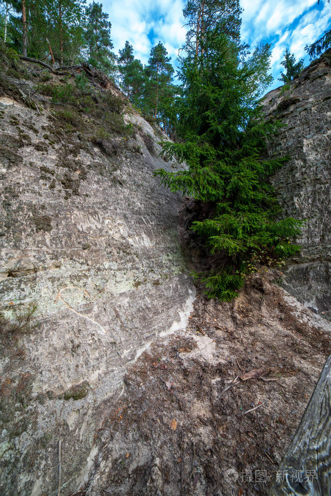 夏季高贾拉特维亚河附近岩石悬崖的纹理