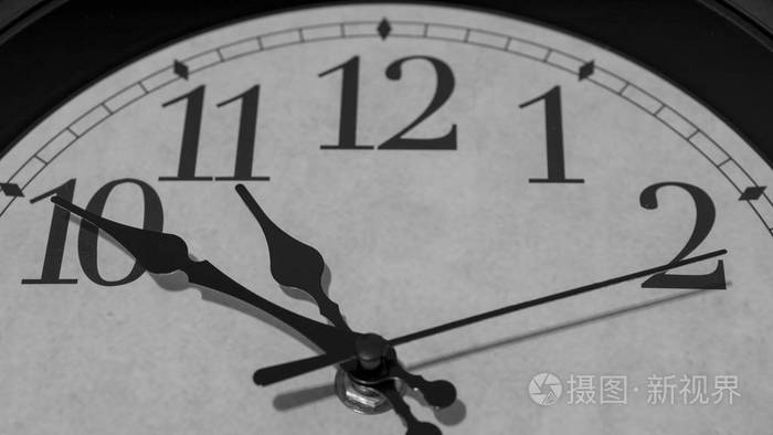 在十一点之前十分钟的时钟指针上的特写黑白渲染