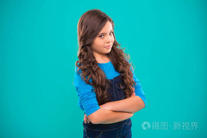 孩子们紧握双手自信地穿过胸膛.儿童心理学与发展.自信的姿势.