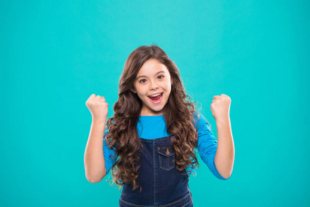 快乐的赢家.庆祝胜利或成就.成功快乐的孩子实现成功照片