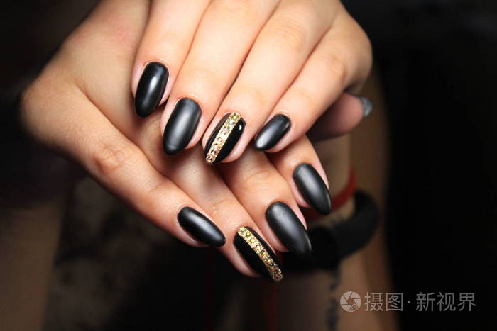 流行的黑色指甲长而漂亮的指甲