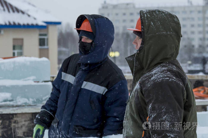 在冰城建筑工地的工人交谈