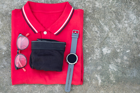 夏季流行红色T恤，马球眼镜，手表，汽车钥匙和内衣。 顶部视图