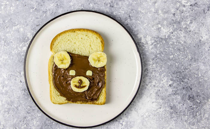 有趣的动物三明治,为孩子塑造可爱的熊与花生巧克力酱和香蕉.