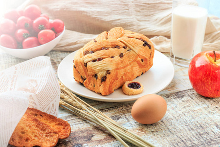 鸡蛋果面包,牛奶,鸡蛋和水果在桌子上照片