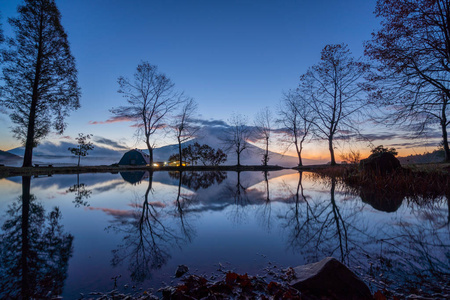 美丽的富士三上午在富马帕罗露营地与倒影日本静冈藤县