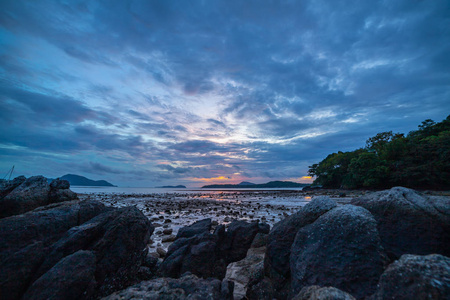 风景蓝色日出在Rawai海滩普吉岛的岩石上
