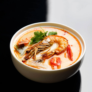 汤姆亚姆孔和汤姆夫人辣泰国菜式美食汤, 配虾辣椒和蘑菇