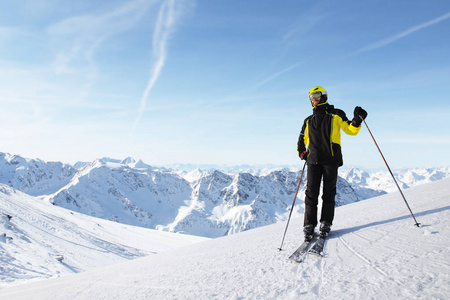 滑雪者独自站着看阿尔卑斯山山脉的全景