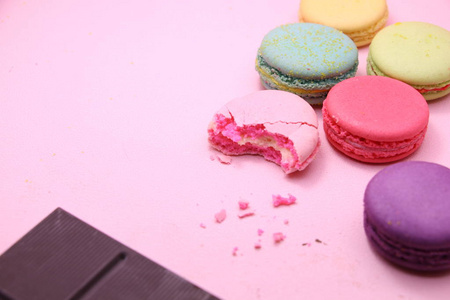 彩色蛋糕通心粉或通心粉在粉红色背景下，从正面看，彩色杏仁饼干，粉彩，复古卡