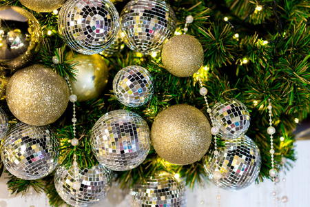 模糊的圣诞树和装饰背景的金球